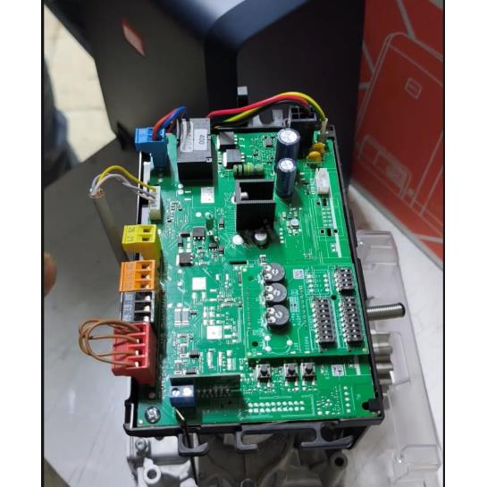 Bft Deimos BT B400 24V otomatik kayar kapı motoru seti, A400 kit kontrol kartı ve kurulum detaylarını gösteren teknik ürün görseli.