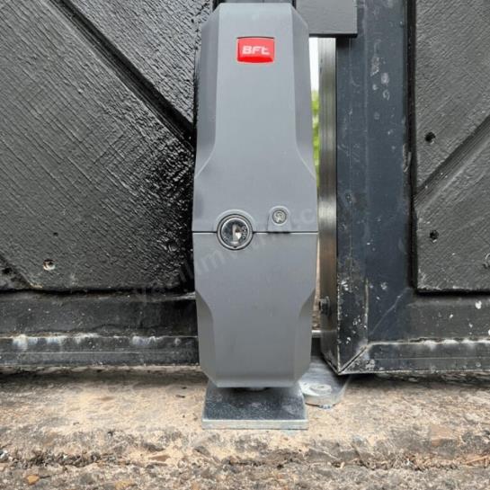 BFT EBP A24V elektromekanik kilit, kanatlı kapılarda güvenli kilitleme sağlar. 24V uyumlu, dayanıklı yapısıyla rüzgar direnci ve otomasyon güvenliği sunar. , BftKanatlıKapı , BftFabrikaGirişi , ElektrikliKilitSiteGirişi , 24VElektromekanikKilit , KanatlıKapıKilidi , BftOtomasyonGüvenliği