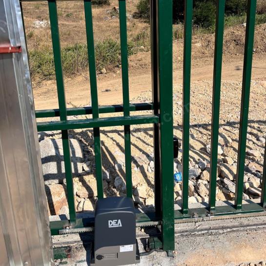 Dea Rev 1200 Boost, 1200 kg taşıma kapasitesiyle hem endüstriyel hem de yoğun kullanımlı konut projeleri için geliştirilmiş yüksek performanslı bir kayar kapı motorudur. "Boost" teknolojisi sayesinde standart motorlara göre çok daha seri bir açılıp kapanma hızı sunar. İtalyan mühendisliği ile üretilen dayanıklı metal dişli yapısı ve akıllı kontrol kartı, engel tanıma özelliğiyle güvenliği en üst seviyeye taşır. Uzun ömürlü kullanım, sessiz çalışma ve ağır kapılarda bile sarsıntısız performans arayanlar için en güçlü ve hızlı çözümdür. , DeaRev1200Boost, , DeaKayarKapıMotoru, , 1200KgKapıMotoru, , HızlıKapıMotoru