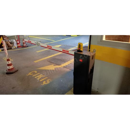 BFT Moovi 60, geniş girişlerin kontrolü için tasarlanmış, 6 metre kol kapasiteli, elektromekanik bir otopark bariyeridir. İtalyan mühendisliği ile üretilen bu set, orta ve yoğun trafikli alanlarda yüksek performans ve stabilite sunar. Dahili fan soğutma sistemi sayesinde ısınmaya karşı dirençli olan Moovi 60, emniyet fotoseli ve flaşör desteğiyle maksimum güvenlik sağlar. Kolay ayarlanabilir limit switch yapısı ve sağlam gövdesiyle siteler, iş merkezleri ve kamu alanları için uzun ömürlü, ekonomik bir çözümdür. , BFTMoovi60, , BFTBariyer, , 6MetreBariyer, , OtoparkBariyeri, , BFTBariyerSeti