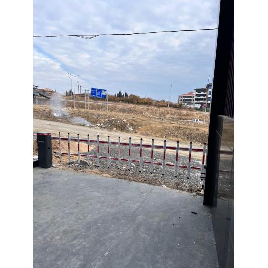 4,5 metrelik çitli kol yapısıyla araç ve yaya geçişini kontrol altına alan OttoPark Br24-Pro otomatik otopark bariyeri, güvenliği artırır. , OttoParkSiteGirişi , Br24ProÇitliOtoparkGirişi , OtomatikBariyerSiteGirişi , ÇitliBariyerOtoparkGirişi , OttoParkKolluBariyer , OtoparkGüvenlikSistemleriSiteGirişi