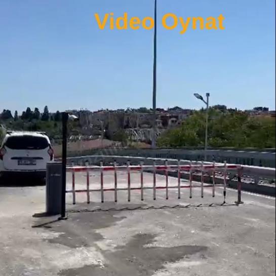 OttoPark Br24-Pro-Çitli 4,5 metre kollu otomatik otopark bariyeri, site ve otopark girişlerinde güvenli geçiş kontrolü sağlar; çitli yapısıyla kaçak geçişi engeller.