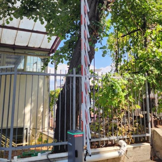 OttoPark Br24-Pro-Çitli 4,5 metrelik otomatik otopark bariyeri; araç ve yaya geçişini kontrol eder, çitli kol yapısıyla yüksek güvenlik sağlar. , OttoParkOtoparkGirişi , Br24ProÇitliSiteGirişi , ÇitliBariyerBahçeGirişi , OtomatikBariyerApartmanGirişi , OtoparkGüvenlikSistemleriKonut , OttoParkKolluOtoparkBariyeri