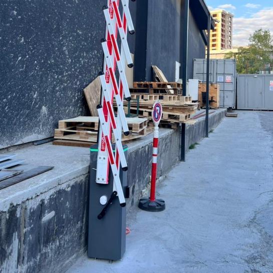 OttoPark Br24-Pro-Çitli 6 metre kollu otomatik otopark bariyeri, çitli yapısıyla araç, yaya ve evcil hayvan geçişini kontrol eden yüksek güvenlikli çözümdür. , OttoParkFabrikaGirişi , Br24ProÇitliOtoparkGirişi , ÇitliBariyerSiteGirişi , 6MetreBariyerAraçGirişi , OtomatikBariyerYüklemeAlanı , OttoParkOtoparkGüvenliği , OtoparkBariyeriSanayiAlanı