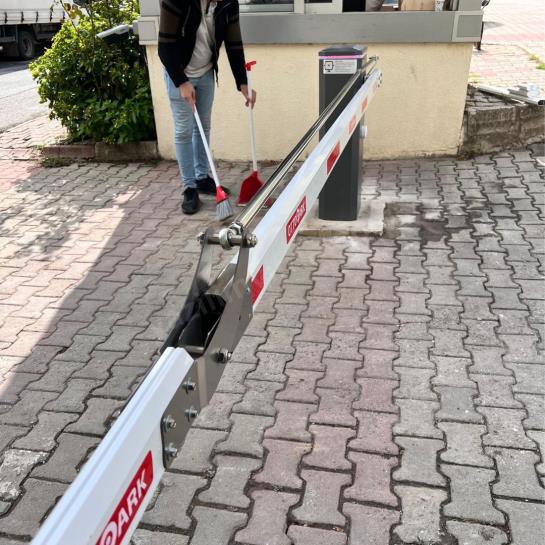 OttoPark Br24-Pro kırılan kollu otomatik otopark bariyeri, düşük tavanlı kapalı otoparklar ve yeraltı garajlarında dar alanlarda güvenli geçiş kontrolü sağlar. , OttoParkOtoparkGirişi , KırılanKolluBariyerKapalıOtopark , Br24ProYeraltıGarajı , OttoParkDüşükTavanÇözümü , OtoparkBariyeriDarAlan , OtomatikBariyerSiteGirişi