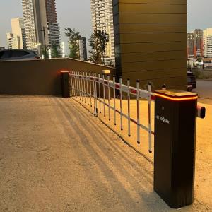 OttoPark Br24-Pro-Çitli 6 metre kollu otomatik otopark bariyeri; yüksek güvenlikli alanlarda araç, yaya ve evcil hayvan geçişini kontrol eden dayanıklı çitli bariyer sistemi. , OttoParkOtoparkGirişi , Br24ProÇitliSiteGirişi , ÇitliBariyerOtoparkGirişi , 6MetreBariyerSiteGirişi , OtomatikOtoparkBariyeriApartmanGirişi , OttoParkMaksimumGüvenlik , OtoparkBariyeriRezidansGirişi