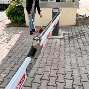 OttoPark Br24-Pro kırılan kollu otomatik otopark bariyeri, düşük tavanlı kapalı otoparklar ve yeraltı garajlarında dar alanlarda güvenli geçiş kontrolü sağlar. , OttoParkOtoparkGirişi , KırılanKolluBariyerKapalıOtopark , Br24ProYeraltıGarajı , OttoParkDüşükTavanÇözümü , OtoparkBariyeriDarAlan , OtomatikBariyerSiteGirişi